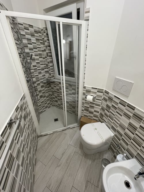 Boutique Room | Trastevere Sweet Rest, Roma. Offre 1 letto matrimoniale alla francese, Tv, Bagno privato esterno, Bidet, asciugacapelli, asciugamani, doccia, prodotti da bagno, cucina, forno, frigorifero, soggiorno, vista cortile.