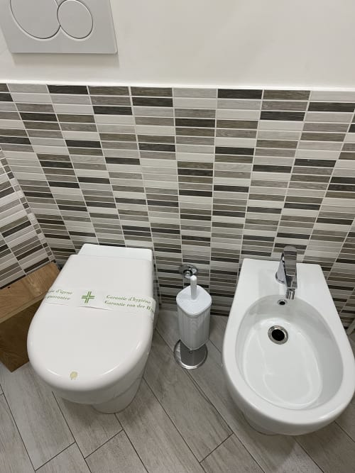 Boutique Room | Trastevere Sweet Rest, Roma. Offre 1 letto matrimoniale alla francese, Tv, Bagno privato esterno, Bidet, asciugacapelli, asciugamani, doccia, prodotti da bagno, cucina, forno, frigorifero, soggiorno, vista cortile.