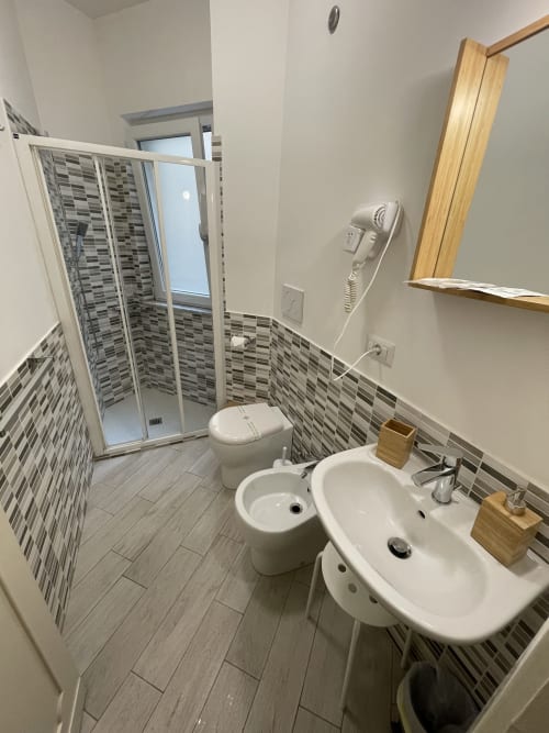 Boutique Room | Trastevere Sweet Rest, Roma. Offre 1 letto matrimoniale alla francese, Tv, Bagno privato esterno, Bidet, asciugacapelli, asciugamani, doccia, prodotti da bagno, cucina, forno, frigorifero, soggiorno, vista cortile.