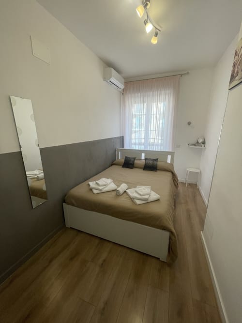 Boutique Room | Trastevere Sweet Rest, Roma. Offre 1 letto matrimoniale alla francese, Tv, Bagno privato esterno, Bidet, asciugacapelli, asciugamani, doccia, prodotti da bagno, cucina, forno, frigorifero, soggiorno, vista cortile.