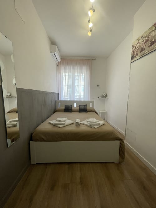 Boutique Room | Trastevere Sweet Rest, Roma. Offre 1 letto matrimoniale alla francese, Tv, Bagno privato esterno, Bidet, asciugacapelli, asciugamani, doccia, prodotti da bagno, cucina, forno, frigorifero, soggiorno, vista cortile.