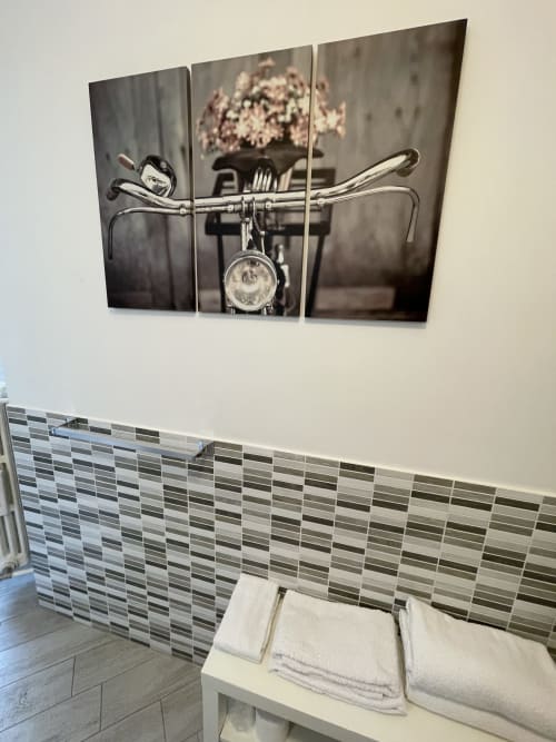Elengance Room | Trastevere Sweet Rest, Roma. Camera tripla con balcone dotata di bagno privato esterno, prodotti da bagno, bidet, doccia, asciugamani, asciugacapelli, cucina, lavatrice, zona pranzo, zona soggiorno, TV a schermo piatto, vista cortile interno.