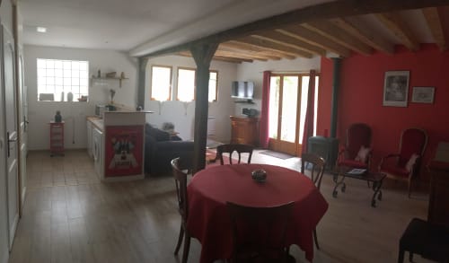 Salon et cuisine,Le Rabelais, gîte, chaumières du chêne, Pouillé, 
Loir-et-Cher