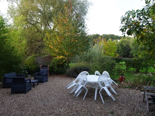Jardin, salon de jardin, Le Rabelais, gîte, chaumières du chêne, Pouillé, 
Loir-et-Cher