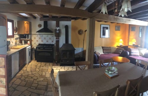 Salle de séjour cuisine, Le Palissy, gîte, chaumières du chêne, Pouillé, 
Loir-et-Cher