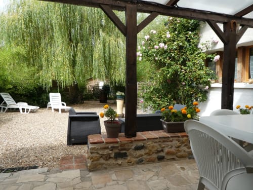 Terrasse et salon de jardin, Le Palissy, gîte, chaumières du chêne, Pouillé, 
Loir-et-Cher