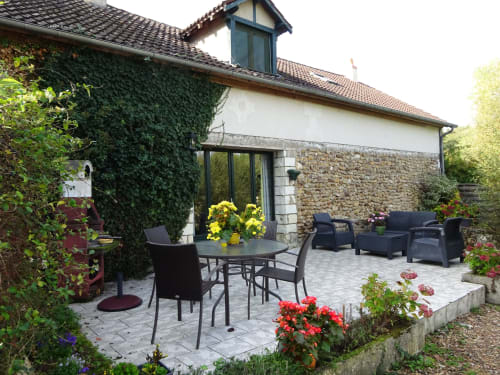 Terrasse avec barbecue, Le Vinci, gîte, chaumières du chêne, Mouillé, 
Loir-et-Cher