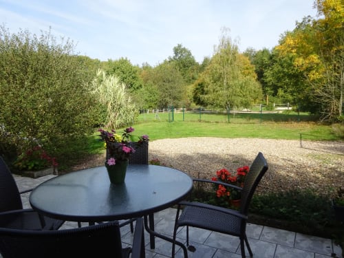 Salon de jardin avec vu sur le jardin, Le Vinci, gîte, chaumières du chêne, Pouillé, 
Loir-et-Cher