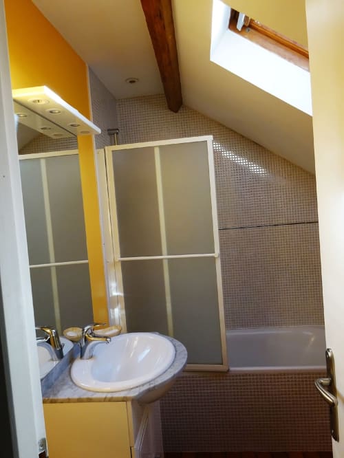 Salle de bain avec baignoire, Le Vinci, gîte, chaumières du chêne, Pouillé, 
Loir-et-Cher