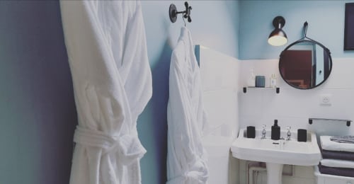 At the gates of Saintes in Charente-Maritime, La Loge du Grand Cèdre offers a charming guest room with a bright walk-in shower. On site, bath sheets, towels, bathrobes and cosmetics.