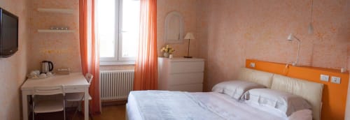 B&B Villa Brema | camera matrimoniale, armadio guardaroba, macchinetta da caffè, bollitore, Wifi, TV, bagno privato, asciugamani, condizionatore, mini frigo. Miglior prezzo. Relax lontano dalla cittá. Vicino le spiagge, a 200 metri dal lago di Sirmione.