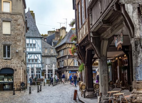 Rue pavée médiévale avec maisons à colombages à Jugon-les-Lacs, près des Forges du Lou