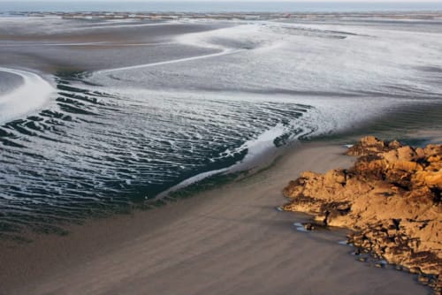 Vue aérienne de la rivière gelée avec formations de glace près de Jugon-les-Lacs, Bretagne France