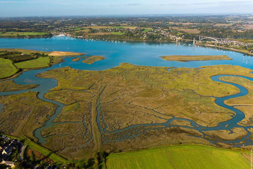 Vue aérienne de Jugon-les-Lacs avec ses eaux bleues, marais, voiliers et pont près des Forges Du Lou