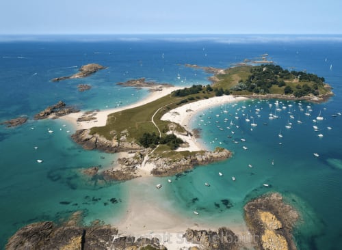 Vue aérienne de l'Île d'Arz près de Jugon-les-Lacs avec ses eaux turquoise, plages de sable blanc et voiliers amarrés