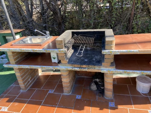 Barbacoa de ladrillo al aire libre con fregadero en Chalet privado Esuri cerca de Puy Du Fou Toledo, España. 