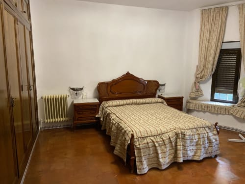 Dormitorio amplio con muebles de madera en Chalet Esuri cerca de Puy Du Fou en Argés