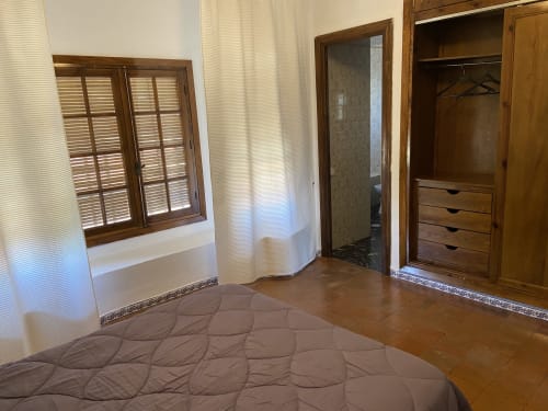 Dormitorio doble en Suit en Chalet privado Esuri cerca de Puy Du Fou Toledo, España.