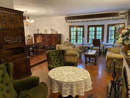 Elegante sala de estar en Chalet Esuri cerca de Puy Du Fou con muebles de madera del Xijote tallados a mano y mesa para 12 comensales.
