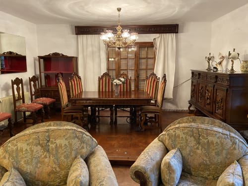 Elegante comedor formal en Chalet Esuri cerca de Puy Du Fou con mesa extensible para 12 comensales.