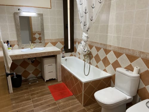 Baño moderno en Chalets Junto A Puy Du Fou con bañera, inodoro, lavabo y decoración náutica en Argés, España