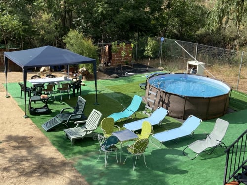 Área privada de piscina al aire libre con tumbonas y pérgola en los Chalets Junto A Puy Du Fou en Argés, España