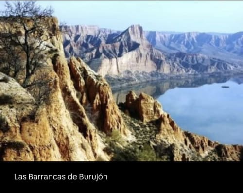 Paisaje del cañón de Las Barrancas de Burujón con lago azul cerca de Argés, España