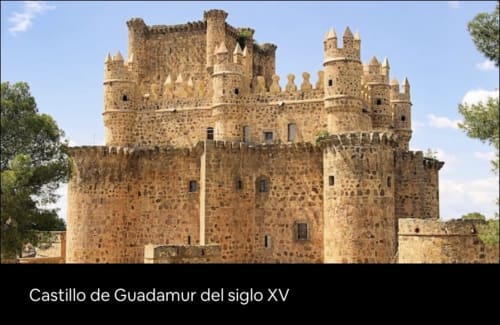 Castillo de Guadamur del siglo XV cerca de Chalets Junto A Puy Du Fou en Argés, España