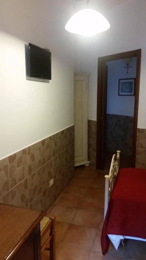 Domus Emilia | camera singola a Roma, zona Aventino, con bagno privato TV, wifi, servizio colazione, parcheggio, e tour della cittá.