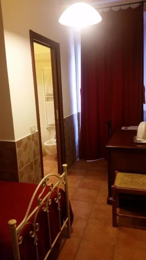 Domus Emilia | camera singola a Roma, zona Aventino, con bagno privato TV, wifi, servizio colazione, parcheggio, e tour della cittá.