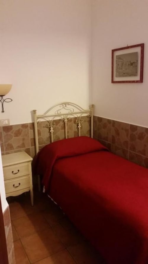 Domus Emilia | camera singola a Roma, zona Aventino, con bagno privato TV, wifi, servizio colazione, parcheggio, e tour della cittá.