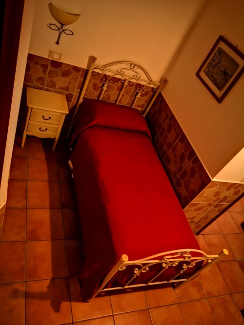 Domus Emilia | camera singola a Roma, zona Aventino, con bagno privato TV, wifi, servizio colazione, parcheggio, e tour della cittá.