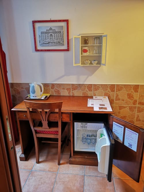 Domus Emilia | camera singola a Roma, zona Aventino, con bagno privato TV, wifi, servizio colazione, parcheggio, e tour della cittá.