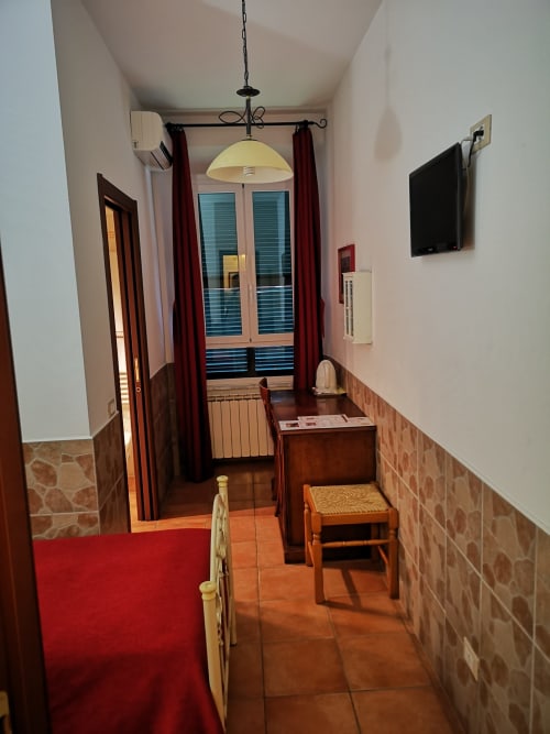 Domus Emilia | camera singola a Roma, zona Aventino, con bagno privato TV, wifi, servizio colazione, parcheggio, e tour della cittá.