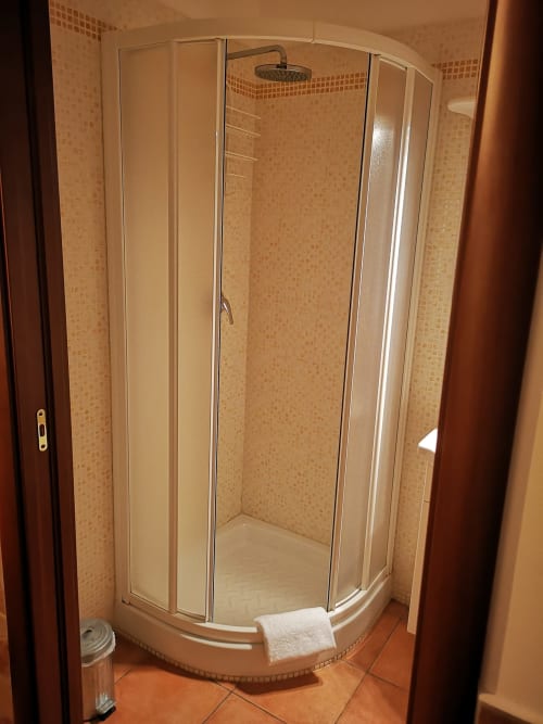 Domus Emilia | camera singola a Roma, zona Aventino, con bagno privato TV, wifi, servizio colazione, parcheggio, e tour della cittá.