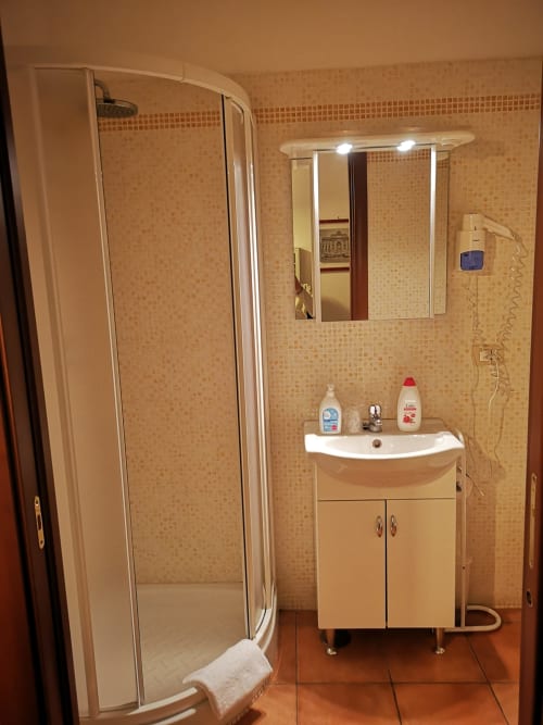 Domus Emilia | camera singola a Roma, zona Aventino, con bagno privato TV, wifi, servizio colazione, parcheggio, e tour della cittá.