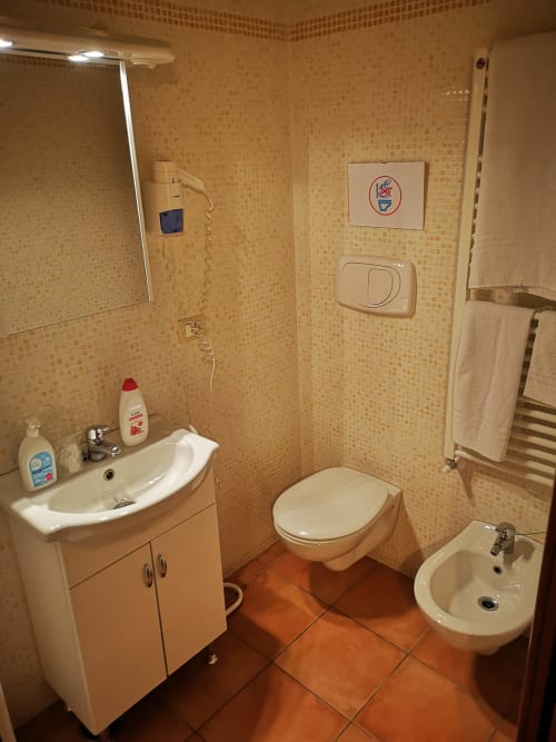 Domus Emilia | camera singola a Roma, zona Aventino, con bagno privato TV, wifi, servizio colazione, parcheggio, e tour della cittá.