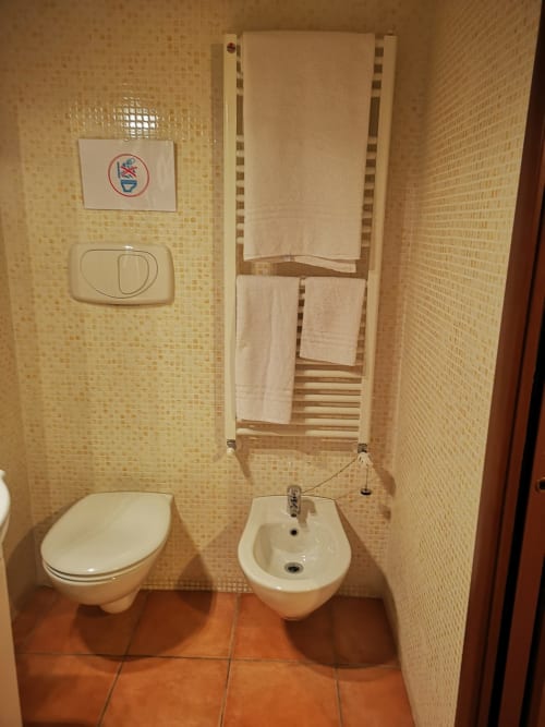 Domus Emilia | camera singola a Roma, zona Aventino, con bagno privato TV, wifi, servizio colazione, parcheggio, e tour della cittá.