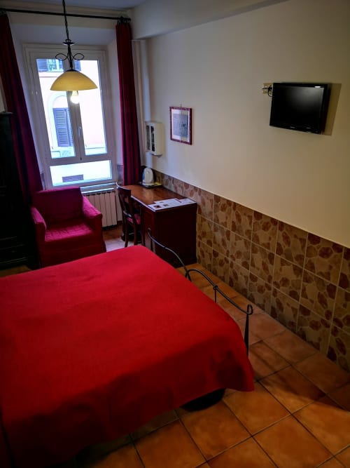 Domus Lavinia | camera doppia a Roma, zona Aventino, con bagno privato TV, wifi, servizio colazione, parcheggio, e tour della cittá.