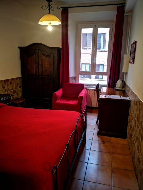 Domus Lavinia | camera doppia a Roma, zona Aventino, con bagno privato TV, wifi, servizio colazione, parcheggio, e tour della cittá.