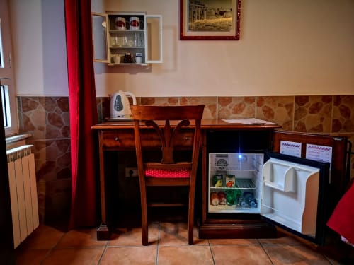 Domus Lavinia | camera doppia a Roma, zona Aventino, con bagno privato TV, wifi, servizio colazione, parcheggio, e tour della cittá.
