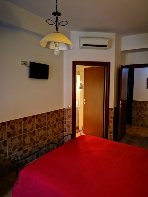 Domus Lavinia | camera doppia a Roma, zona Aventino, con bagno privato TV, wifi, servizio colazione, parcheggio, e tour della cittá.