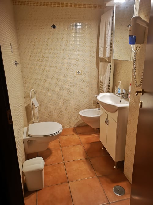 Domus Lavinia | camera doppia a Roma, zona Aventino, con bagno privato TV, wifi, servizio colazione, parcheggio, e tour della cittá.