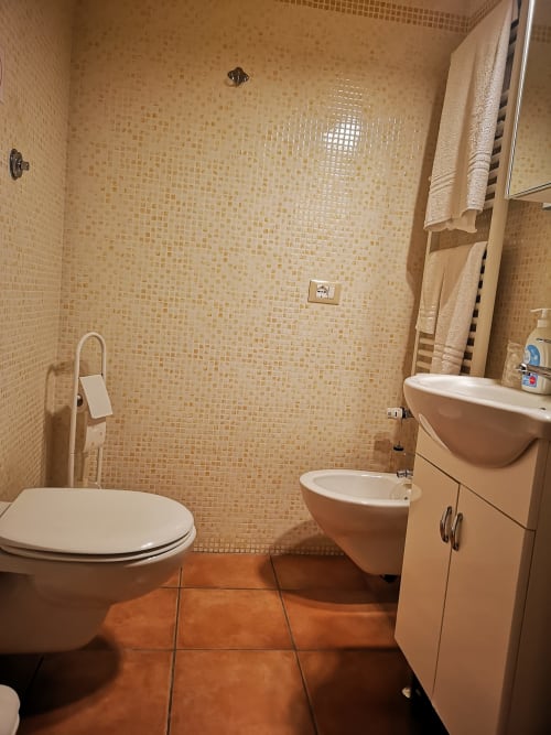 Domus Lavinia | camera doppia a Roma, zona Aventino, con bagno privato TV, wifi, servizio colazione, parcheggio, e tour della cittá.