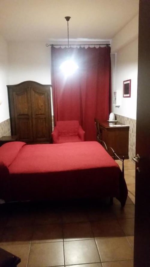 Domus Lavinia | camera doppia a Roma, zona Aventino, con bagno privato TV, wifi, servizio colazione, parcheggio, e tour della cittá.