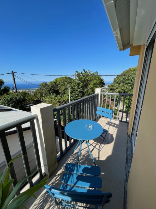 balcon, petite table et 2 chaises