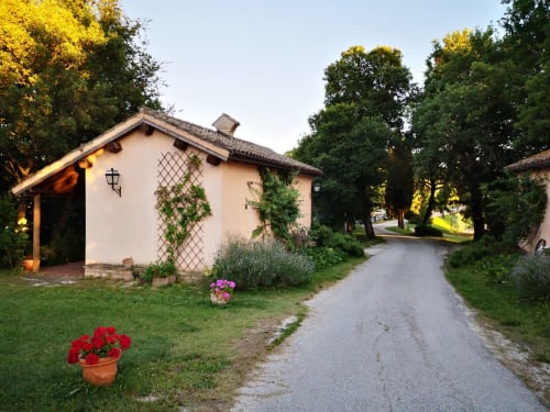 Agriturismo Ca' le Suore | Piccolo bilocale a Cagli, Marche, casa vacanze provincia Pesaro Urbino. Appartamento con terrazza, vista giardino, soggiorno con angolo cottura, camera matrimoniale, divano letto, bagno con doccia. Wifi, TV, spazio esterno, piscina con sdraio, campo da tennis, camino, ventilatore.