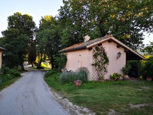 Agriturismo Ca' le Suore | Piccolo bilocale a Cagli, Marche, casa vacanze provincia Pesaro Urbino. Appartamento con terrazza, vista giardino, soggiorno con angolo cottura, camera matrimoniale, divano letto, bagno con doccia. Wifi, TV, spazio esterno, piscina con sdraio, campo da tennis, camino, ventilatore.
