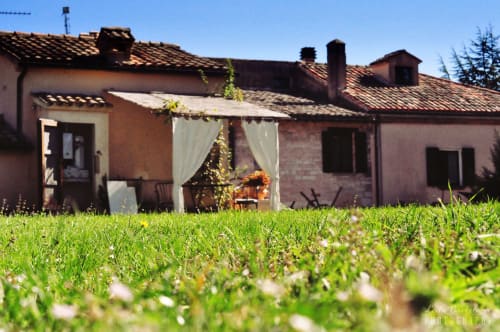Agriturismo Ca' le Suore | Monolocale a Cagli, Marche, casa vacanze provincia Pesaro Urbino. Appartamento con terrazza, vista giardino, soggiorno con angolo cottura, camera matrimoniale, divano letto, bagno con doccia. Wifi, TV, spazio esterno, piscina con sdraio, campo da tennis, camino, ventilatore.