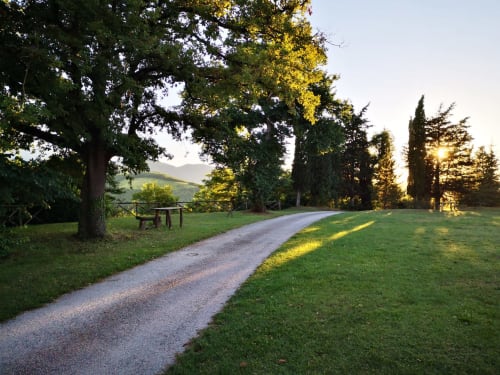 Agriturismo Ca' le Suore | Monolocale a Cagli, Marche, casa vacanze provincia Pesaro Urbino. Appartamento con terrazza, vista giardino, soggiorno con angolo cottura, camera matrimoniale, divano letto, bagno con doccia. Wifi, TV, spazio esterno, piscina con sdraio, campo da tennis, camino, ventilatore.